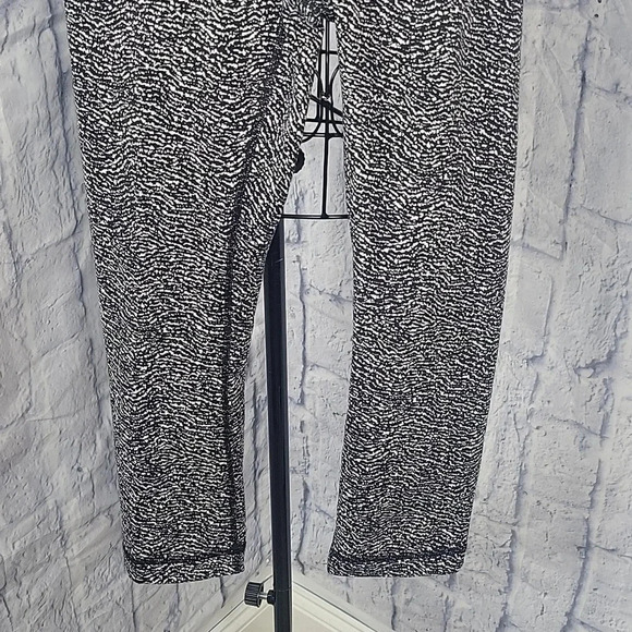 LULULEMON Align High Rise Crop Black and White Leggins Size 4 - Picture 3 of 7